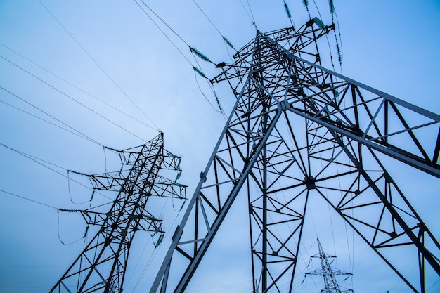 Torres de electricidad en el cielo azul. Poder y energía.