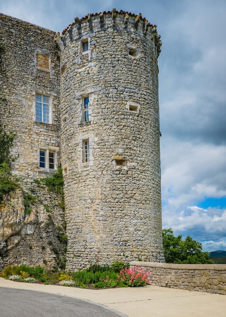 Una de las torres de las esquinas del castillo medieval de Lussan en el sur de Francia (Gard)