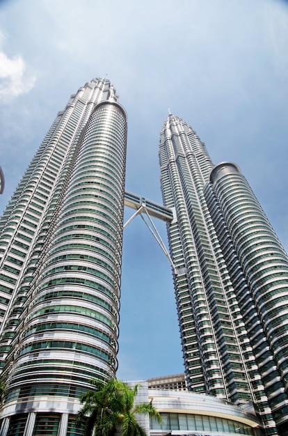 Torres gêmeas petronas e ponte aérea em kuala lumpur