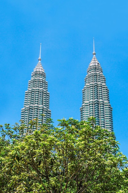 Foto las torres gemelas de petronas contra el cielo azul