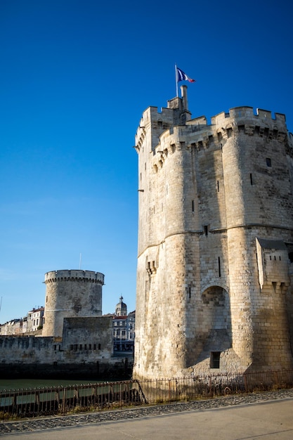 Foto torres históricas no antigo porto de la rochelle, frança