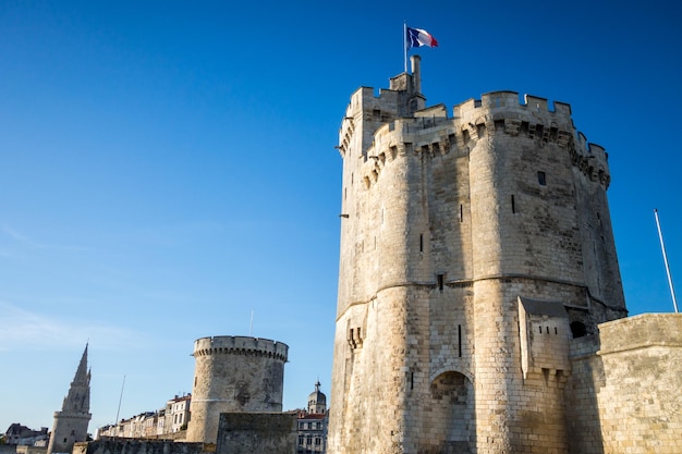 Torres históricas en el viejo puerto de la Rochelle Francia