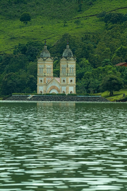 Torres de la Iglesia Sumergida de la ciudad de Ita en Santa Catarina