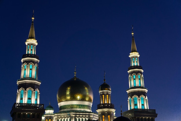 Las torres iluminadas de la Gran Mezquita Catedral de Moscú Rusia