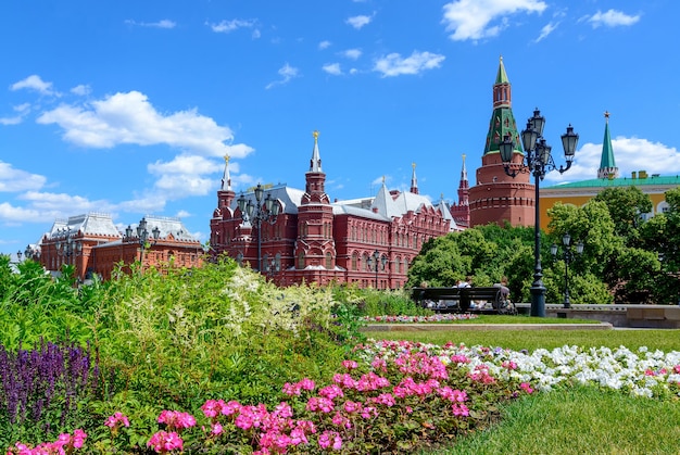 Torres del Kremlin en la Plaza Roja y el Museo Estatal de Historia en día de verano