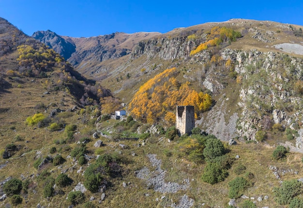 Torres en las montañas de osetia del norte