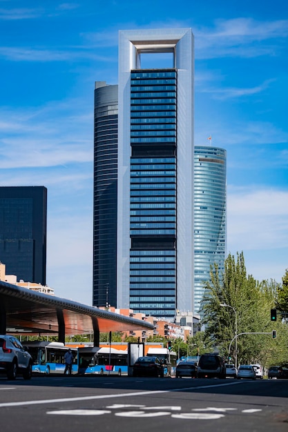 Torres de negocios en el centro de Madrid vista de ángulo bajo desde el intercambio de transporte urbano Vida en el centro de la ciudad