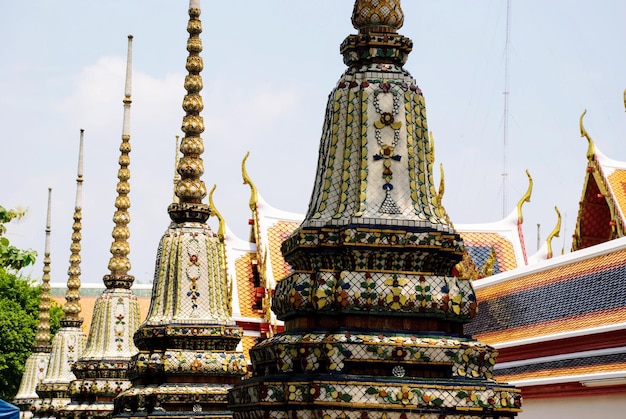 Las torres ornamentadas del templo budista Wat Pho en Bangkok, Tailandia