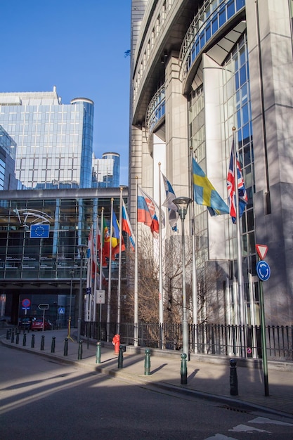 Torres del Parlamento Europeo y banderas europeas en Bruselas, Bélgica