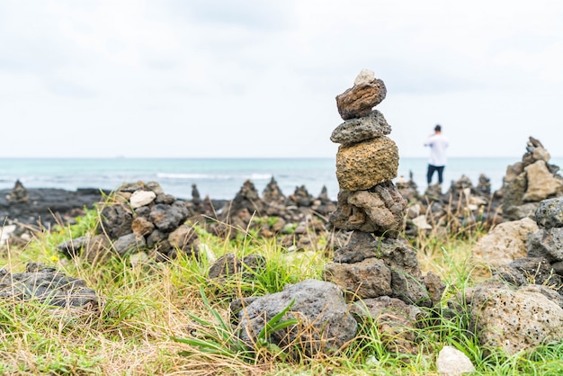 torres de piedra en rocas basálticas en la playa de Hyeopjae, isla de Jeju