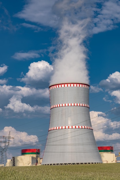 Foto torres de refrigeración de la central nuclear contra el cielo azul