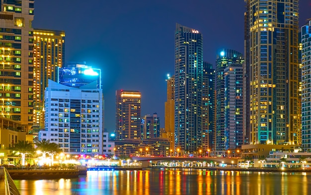 Torres residenciales modernas de Dubai Marina en la noche, Emiratos Árabes Unidos.