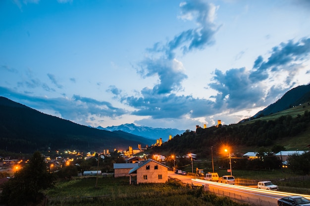 Torres Svan em Mestia, região de Svaneti, Geórgia