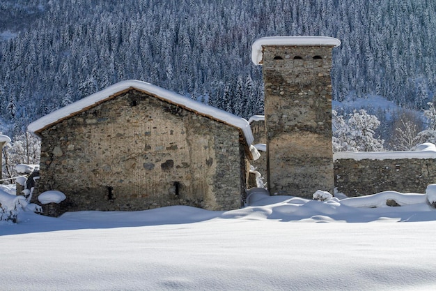 Torres Svan tradicionales y casas rodeadas de bosques nevados y montañas del Cáucaso Svaneti Georgia