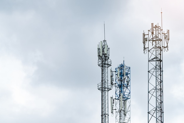 Torres de telecomunicaciones con cielo gris.