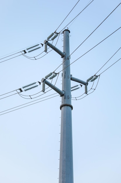 Torres de transmisión de electricidad contra un cielo espectacular que simboliza la conectividad energética y el tecno.