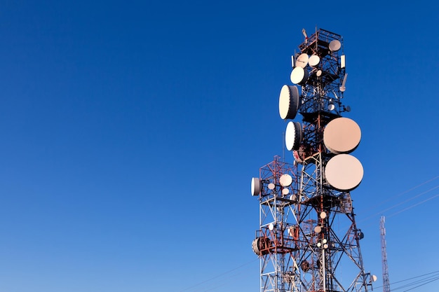 Torres de transmisión y telecomunicaciones con cielo azul de fondo