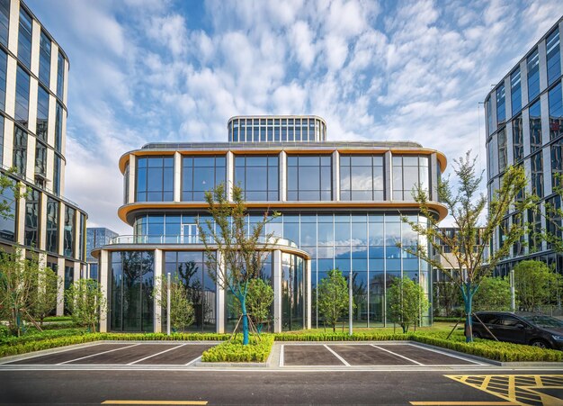 Torres de vidrio contemporáneas para oficinas con vegetación