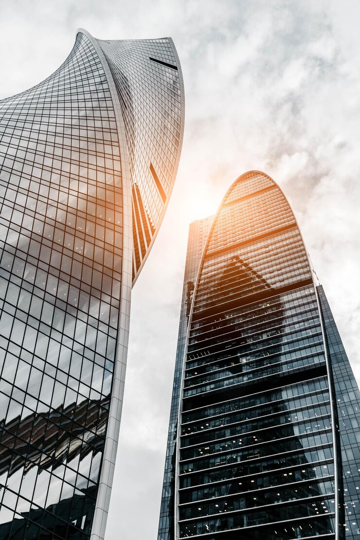 Las torres de vidrio del distrito comercial contra el cielo azul El concepto de la ciudad del futuro