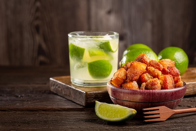 Torresmo de torresmo com caipirinha comida típica brasileira