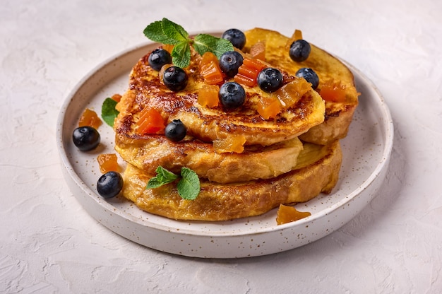 Torrijas caseiras tradicionais espanholas ou rabanada com melão