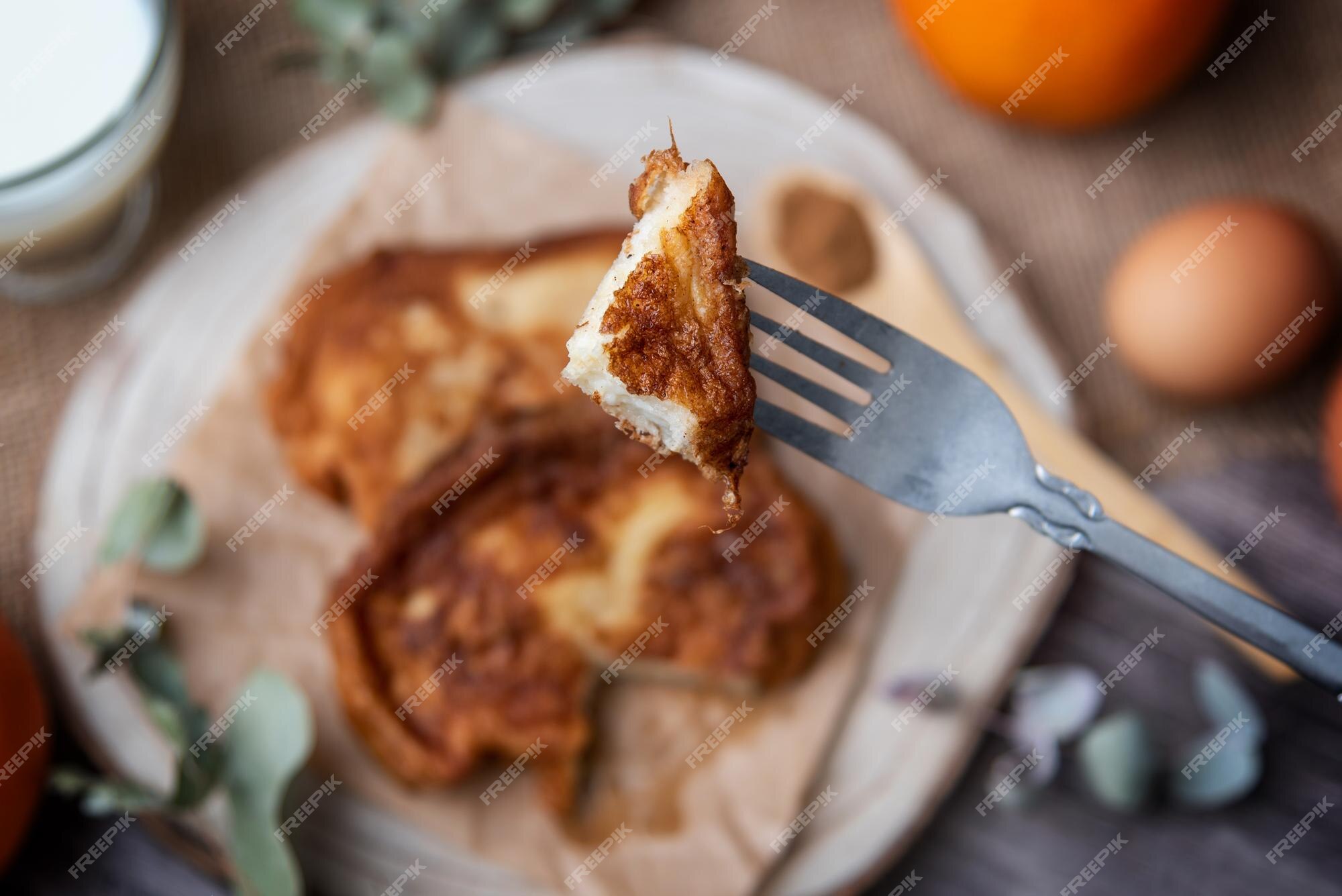 Torrijas closeup de uma torrija em um garfo um doce típico