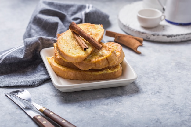 Torrijas espanholas caseiros tradicionais em fundo de madeira. Sobremesa de Páscoa