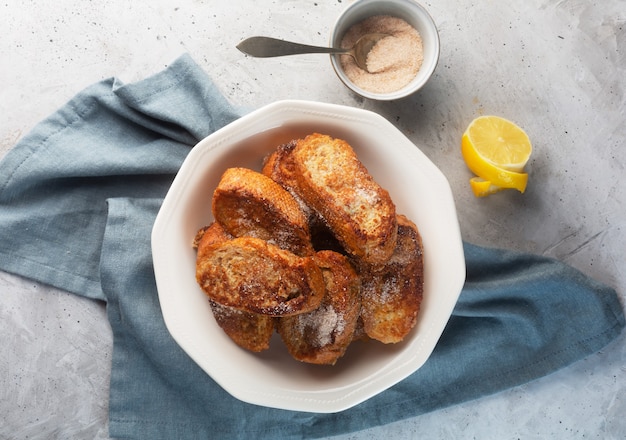 Torrijas espanholas tradicionais ou rabanadas. Sobremesa para a época do Natal ou Pascua em um fundo de concreto