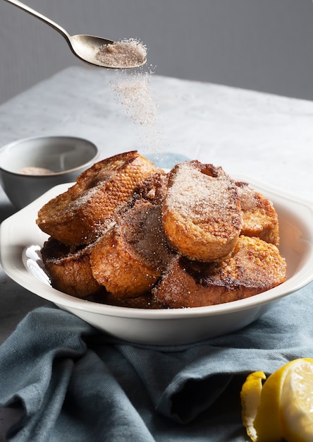 Torrijas espanholas tradicionais ou rabanadas. sobremesa para a época do natal ou pascua em um fundo de concreto