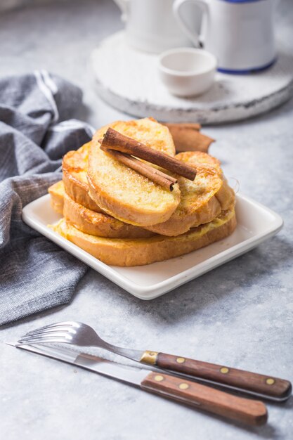 Torrijas españolas caseras tradicionales en madera. Postre de pascua.