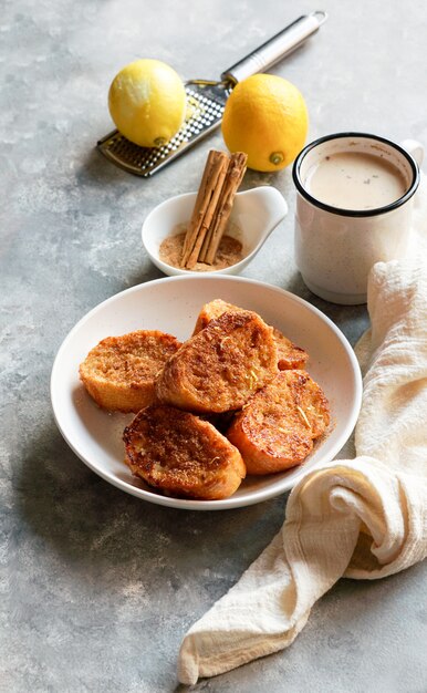 Torrijas españolas caseras tradicionales de piedra gris.