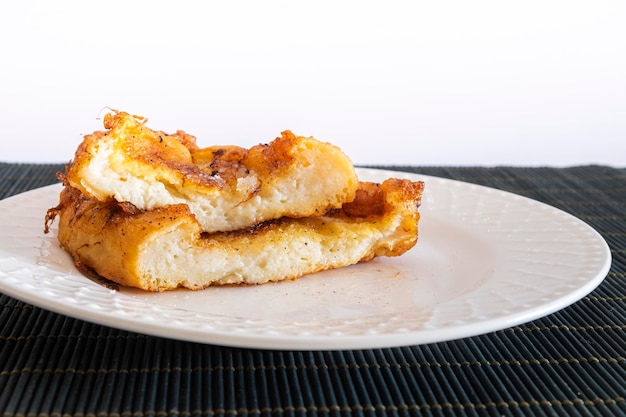 Torrijas fritas Torrijas Típico dulce español de Pascua Fotografía vertical y enfoque selectivo