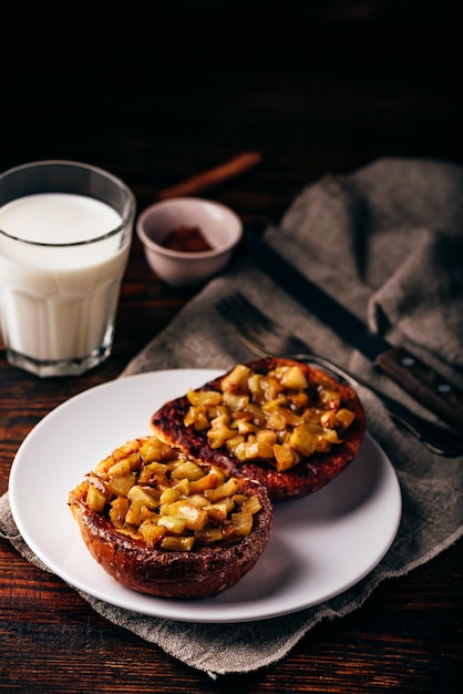 Torrijas con manzana caramelizada