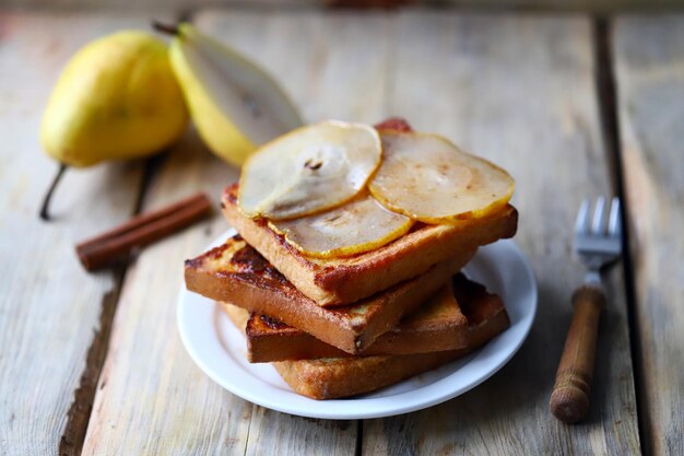 Torrijas con pera caramelizada