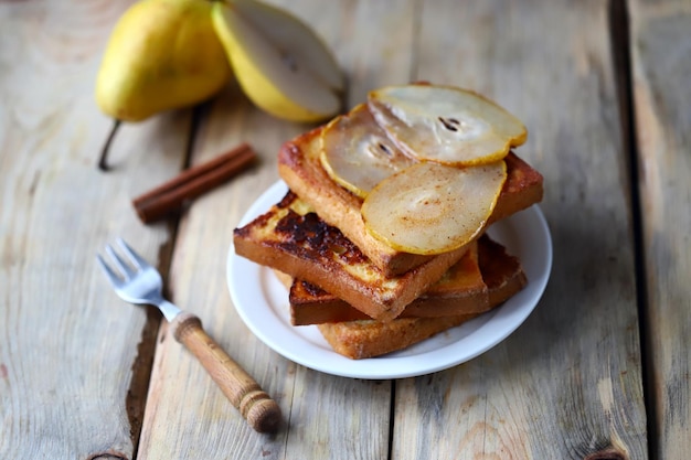 Torrijas con pera caramelizada