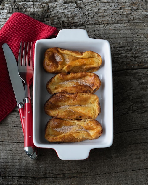 Torrijas Typisches Essen aus Spanien zu Ostern Kopierbereich Torrijas in weißem Tablett Draufsicht