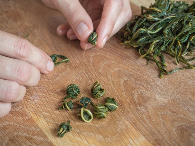 Torsión manual de hojas de té para fermentación.