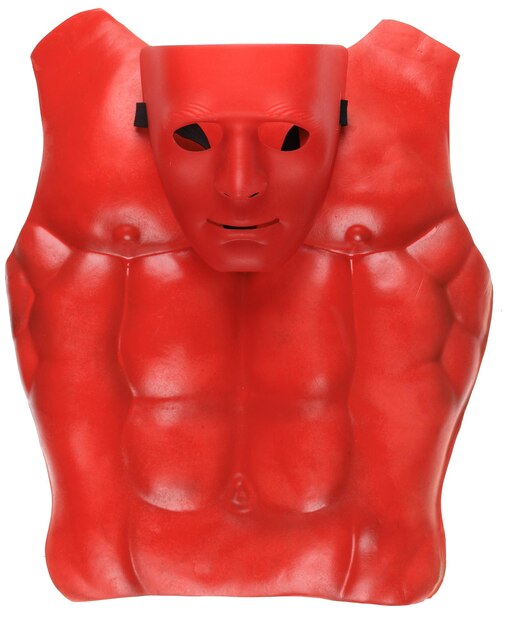 Torso artificial musculoso rojo aislado sobre fondo blanco.