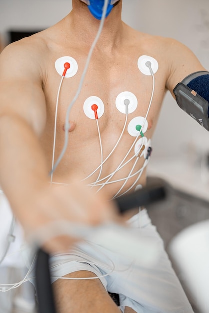 Foto torso de atleta hombre con electrodos