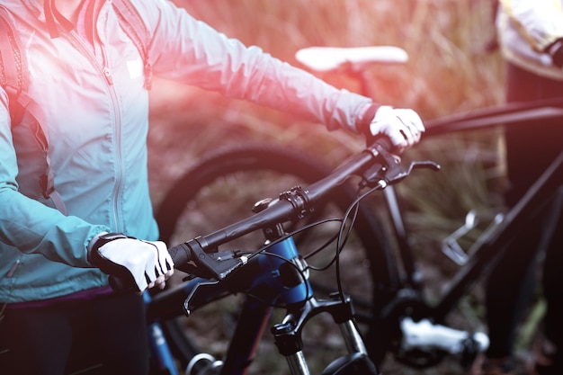 Torso de ciclista femenina con bicicleta de montaña