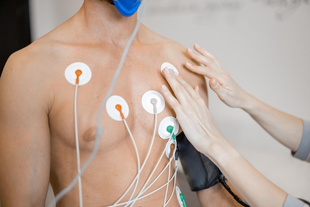 Foto torso de atleta de homem com eletrodos