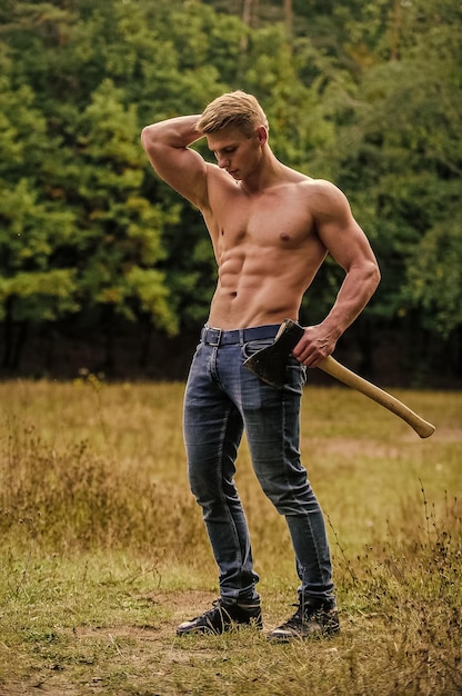 Torso desnudo de macho sexy Cuerpo musculoso de hombre guapo sin camisa Atleta musculoso en el bosque Deporte y fitness Cuerpo musculoso Sobreviviendo en la naturaleza salvaje La brutalidad es sexy Concepto de fuerza y poder