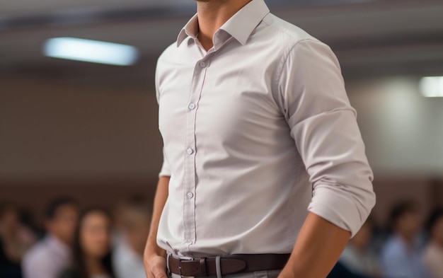 Torso masculino com camisa elegante