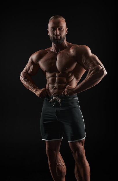Foto torso masculino musculoso perfeito para seis abdominais ombros deltoides bíceps tríceps e peito imagem preto e branco mídia mista