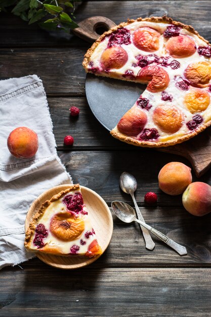 torta aberta com pêssego e framboesa, galette francês. Torta de pêssego. Torta de framboesa.