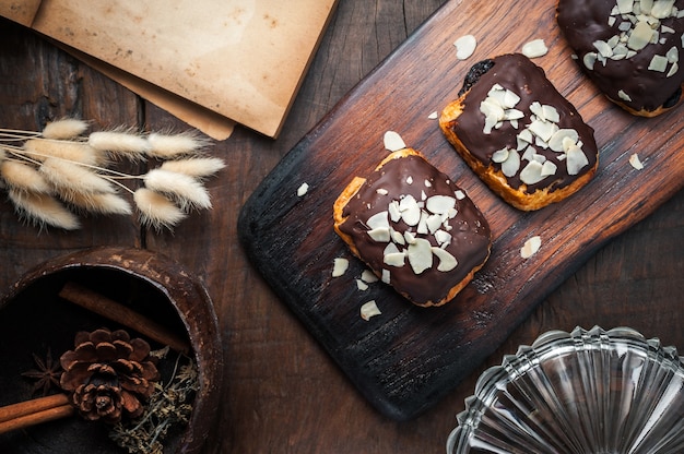 Torta de almendra chocolate dulce en la mesa de madera