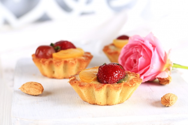 Torta de la almendra con las fresas en un foco suave selectivo del fondo blanco