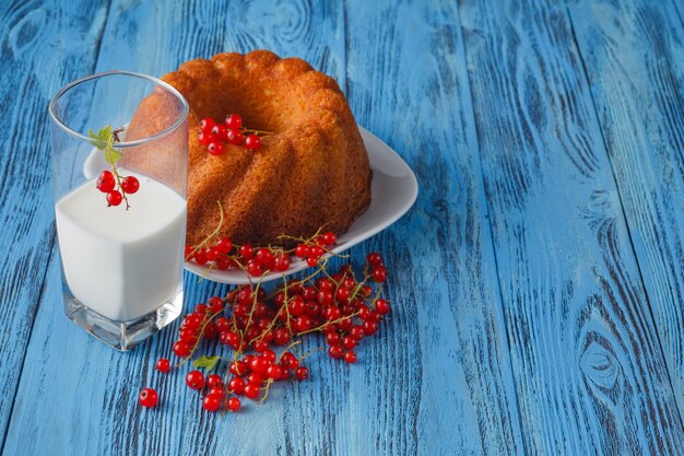 Torta de anillo con azúcar glas, grosellas y leche