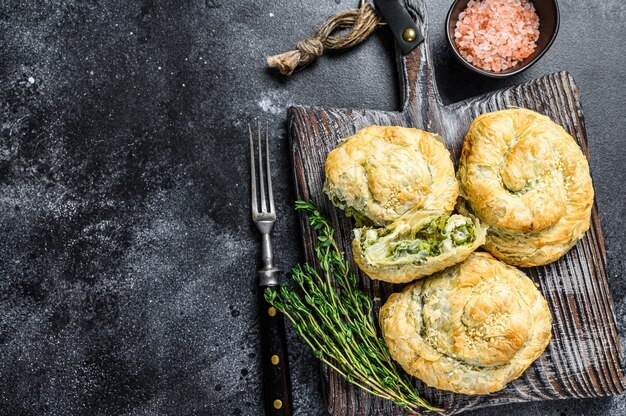 Torta assada de massa folhada em espiral de Spanakopita com queijo feta e espinafre