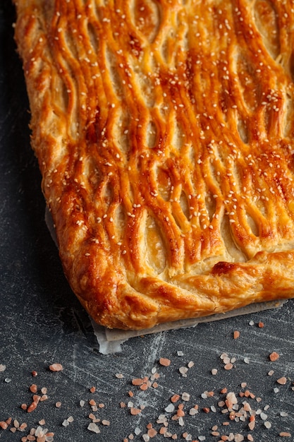 Torta assada fresca com recheio de carne e batata